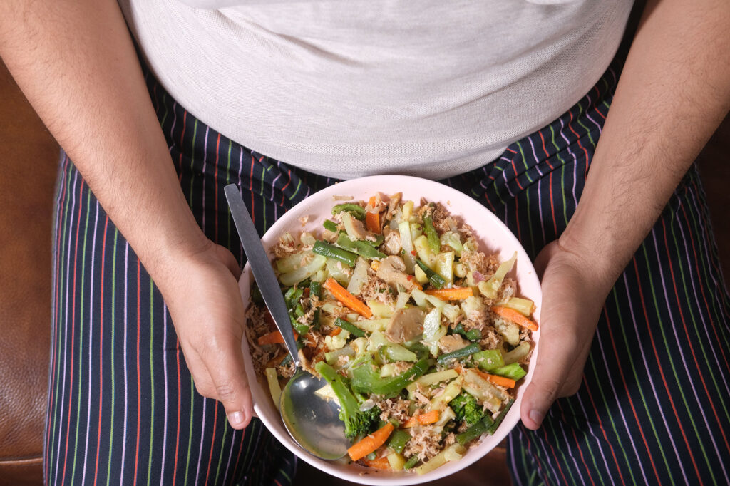 Pessoa praticando hábitos saudáveis, alimentação balanceada — tratamento da obesidade em Brasília