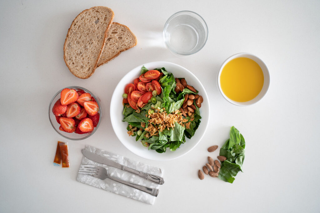 Prato colorido e equilibrado representando alimentação consciente para emagrecer com saúde