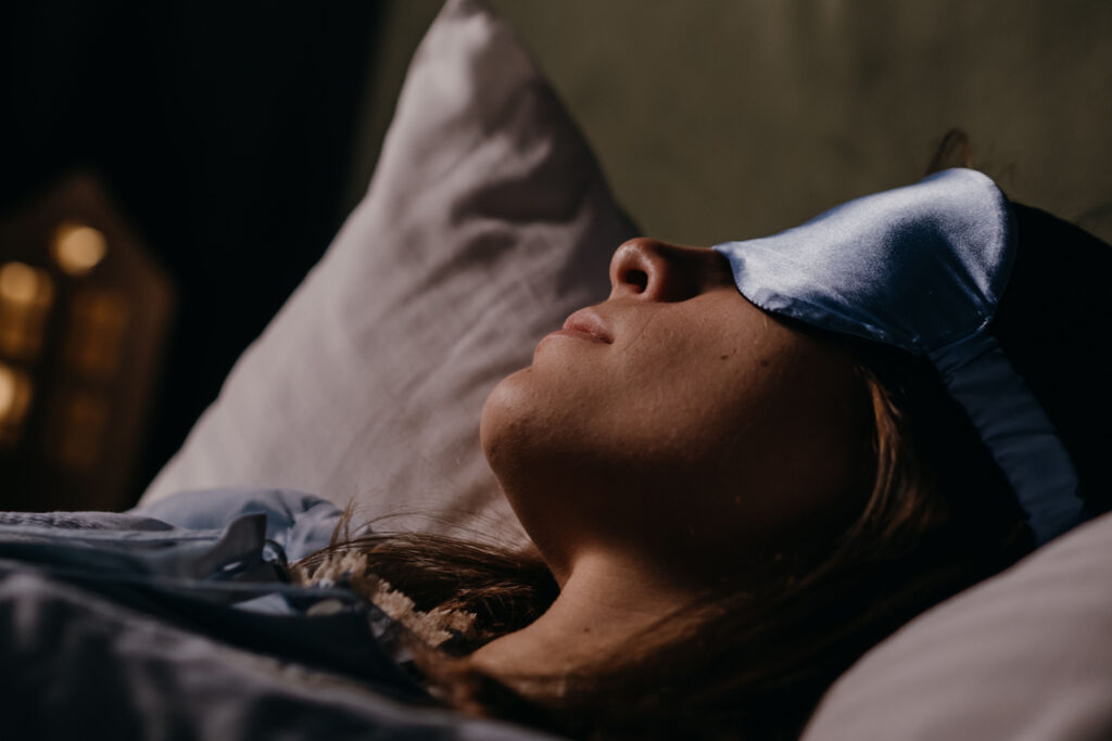 Pessoa dormindo em quarto escuro — relação entre sono e peso corporal